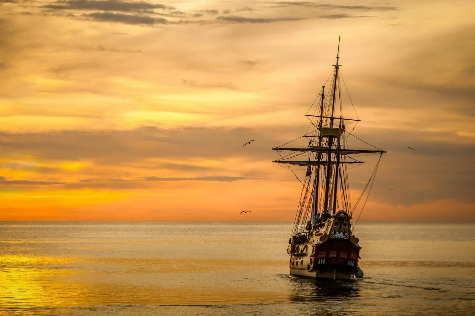 Barco de vela al amanecer